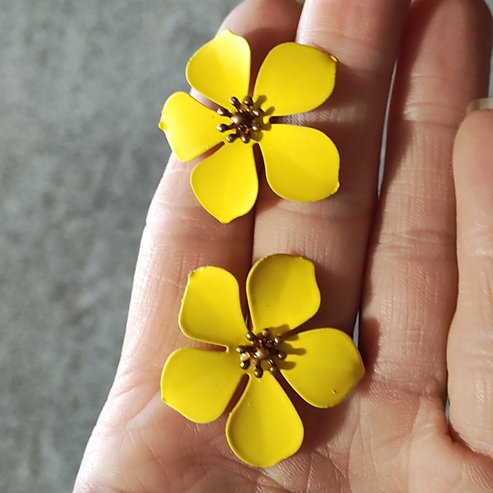 VINTAGE FLORAL YELLOW METAL GOLD-TONE DROP POST 1.3" EARRINGS - Picture 5 of 9